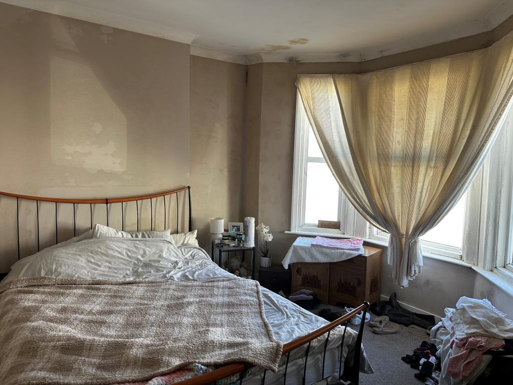 Lot: 146 - THREE-BEDROOM END-TERRACE HOUSE FOR REFURBISHMENT - Main bedroom with bay window
